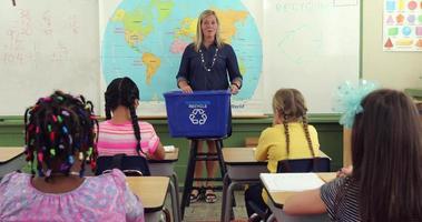 insegnante davanti alla classe che dà lezione di riciclaggio video