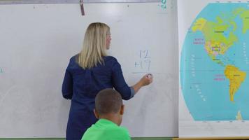 maestro dando lecciones de matemáticas en la escuela video