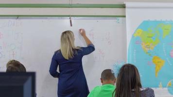 professor faz perguntas de matemática aos alunos na sala de aula da escola video