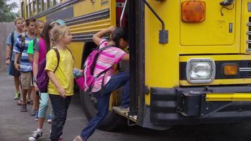 leerlingen stappen op schoolbus