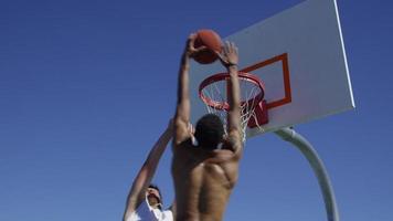 slam dunk sur le défenseur au ralenti video