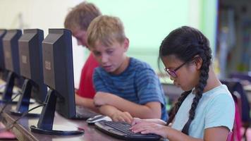 estudiantes en el aula de la escuela usando computadoras video