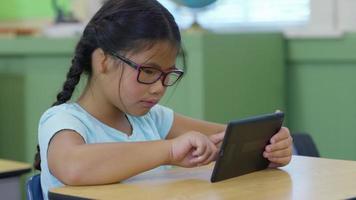 aluno na sala de aula da escola usando tablet digital video