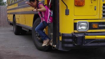 los estudiantes se bajan del autobús escolar video