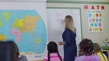 estudiantes levantan la mano en el aula de la escuela video