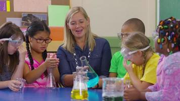 Lehrer und Schüler machen wissenschaftliches Experiment im Schulklassenzimmer video