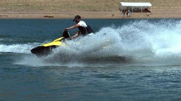 man die persoonlijke waterscooters berijdt op meer, super slow motion, geschoten op phantom flex 4k video