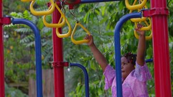 niña jugando en el patio de la escuela video