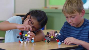 Schüler im Klassenzimmer bauen wissenschaftliche Modelle video