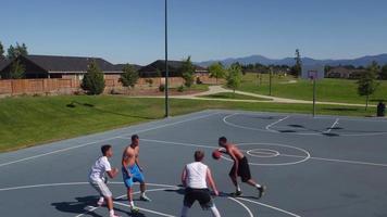 amici che giocano a basket al parco, ripresa dall'alto video