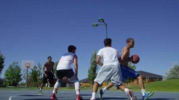 ultrarapid skott av vänner som spelar basket på park video