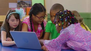 grupo de alunos usa laptop na sala de aula da escola video