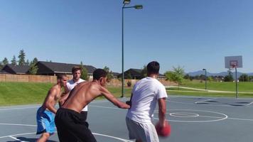 amigos jugando baloncesto en el parque video