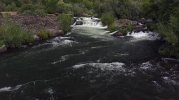 Luftaufnahme von Wildwasser-Stromschnellen, Rouge River, Oregon, USA video