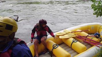 gruppo di persone che fanno rafting ottengono istruzioni get video