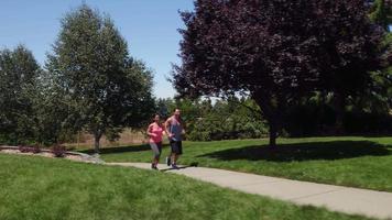 atletisch paar dat bij park loopt video