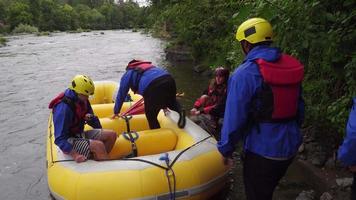 Gruppe von Menschen Wildwasser-Rafting in Floß einsteigen video