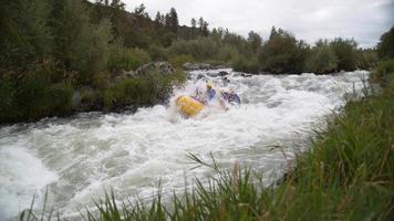 tir au ralenti super d'un groupe de personnes faisant du rafting en eau vive, tourné sur un flex fantôme 4k video