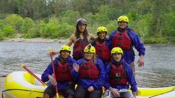 Retrato de grupo de personas rafting en aguas bravas video