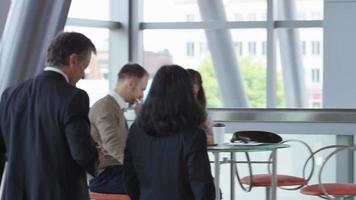 grupo de empresarios reunidos y dándose la mano video