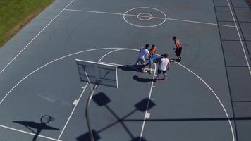 amici che giocano a basket al parco, ripresa dall'alto video