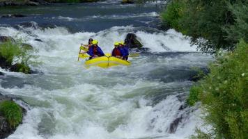 groep mensen wildwatervaren van waterval video