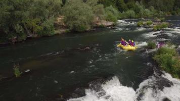 Toma aérea de la gente rafting en el río Rouge, Oregon video