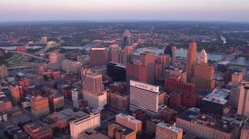 luchtfoto van cincinnati, ohio bij zonsondergang video