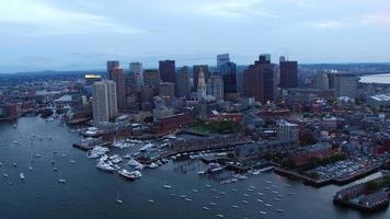 Flygfoto över Boston, Massachusetts i skymningen video
