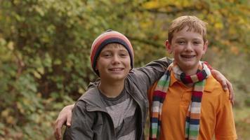 portret van twee jongens in de herfst