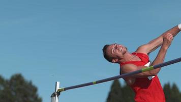 Leichtathlet, der Hochsprung in Superzeitlupe macht, aufgenommen auf Phantom Flex 4k video