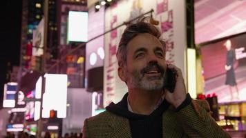 man talar i mobiltelefon i Times Square, New York City video