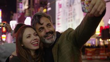 casal tirando uma selfie na Times Square, Nova York video