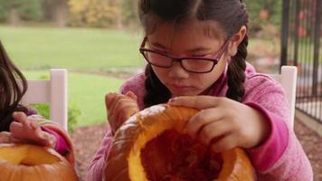 jonge meisjes die pompoen snijden voor halloween video