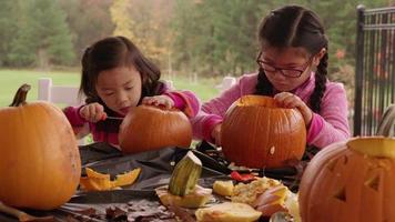 enfants découpant des citrouilles pour halloween video