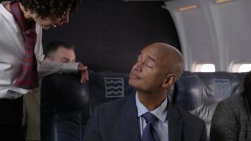 stewardess in gesprek met passagiers in vliegtuig video
