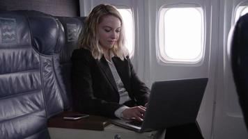 mujer de negocios, utilizar, computadora de computadora portátil, en, avión video