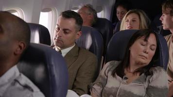 donna che cerca di dormire in aereo video