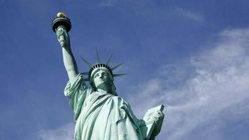 Toma de lapso de tiempo de 4 k de la estatua de la libertad en la ciudad de nueva york video