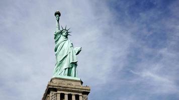 Toma de lapso de tiempo de 4 k de la estatua de la libertad en la ciudad de nueva york video