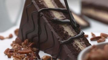 versando il cioccolato sulla torta in super slow motion, girato su phantom flex 4k video