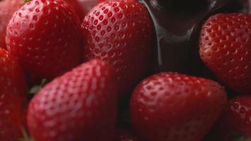 Schokolade in Superzeitlupe auf Erdbeeren gießen, aufgenommen auf Phantom Flex 4k