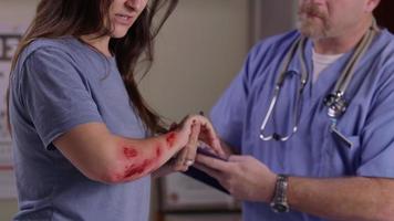 Mujer con brazo lesionado recibe un chequeo en la sala de emergencias video