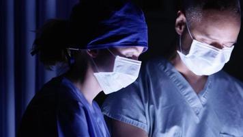 Primer plano de cirujanos en quirófano video