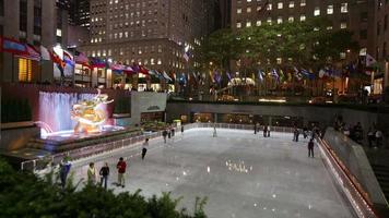 circa-2007, 4 k time lapse colpo della pista di pattinaggio sul ghiaccio del rockefeller center a new york city, ny video