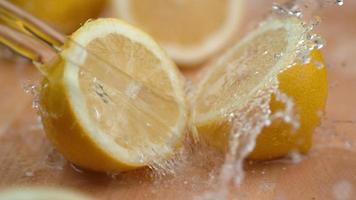 agua salpicando limones en cámara super lenta, rodada con phantom flex 4k