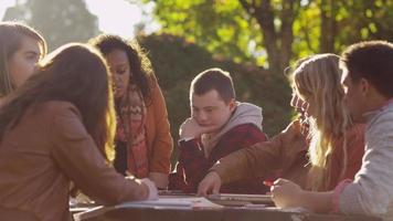 grupo de estudiantes universitarios en el campus reunión al aire libre video