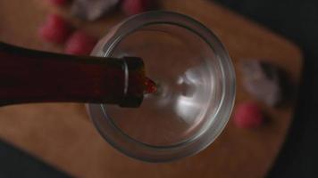 vino che versa in super slow motion, girato su phantom flex 4k video