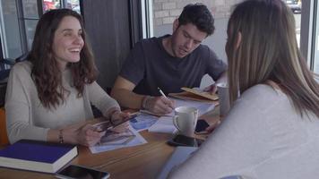 grupo de jóvenes empresarios que trabajan juntos en el espacio de trabajo informal video