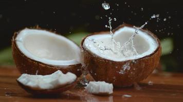 agua de coco salpicando en cámara super lenta, rodada con phantom flex 4k video